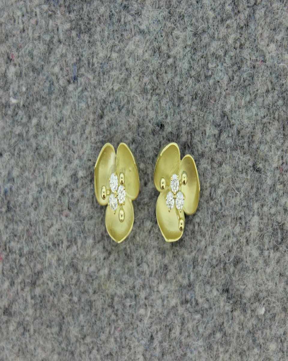 18K Yellow Gold Flower Stud Earrings with Diamonds